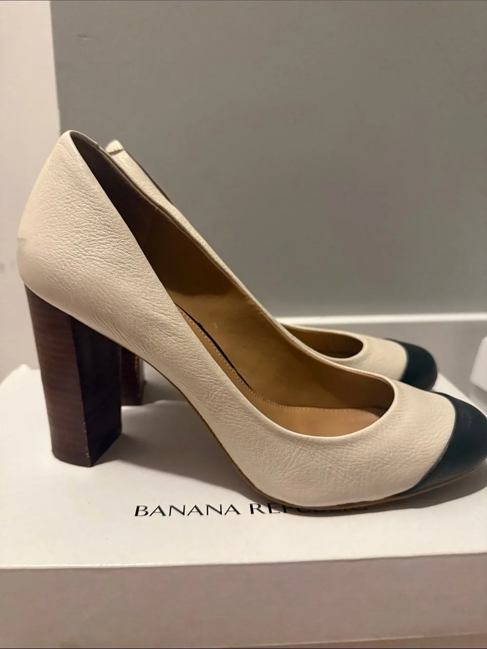 Banana Republic Cream and Black Two-Tone Leather Pumps
